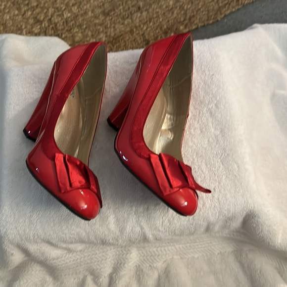 Womens red 4 1/2 inch heels sized 9 - Picture 6 of 8